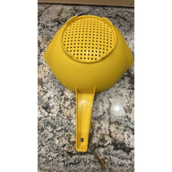 Vintage Tupperware Yellow 1 Quart Strainer/Colander # 1200 - Picture 2 of 3